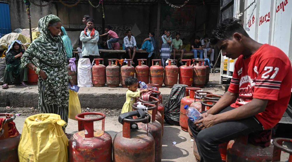 اصطفّ الناس لشراء أسطوانات غاز البترول المسال أمام مكتب وكالة غاز في نويدا بالهند (أ.ف.ب)