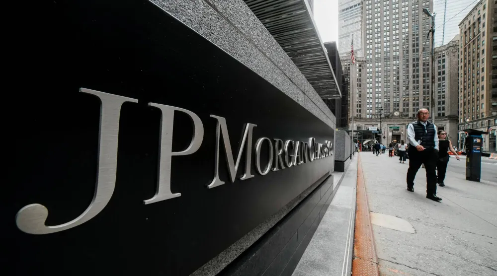 أشخاص يمرُّون بالقرب من مقر «جي بي مورغان تشيس» في مدينة نيويورك (رويترز)