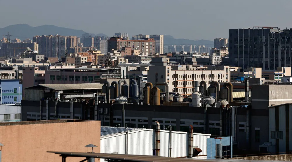 مقرات لشركات ومصانع في مدينة دونغوان الصينية (رويترز)