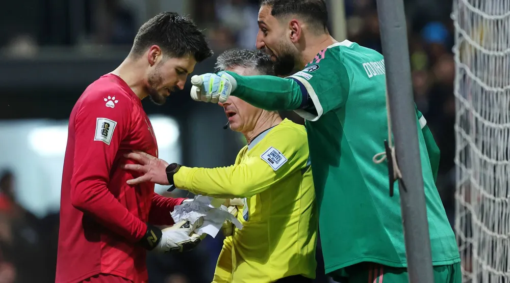 فاسيلي دخل في صراع مع دوناروما بسبب ورقة دوّن عليها معلومات مسددي ركلات الترجيح (أ.ب)