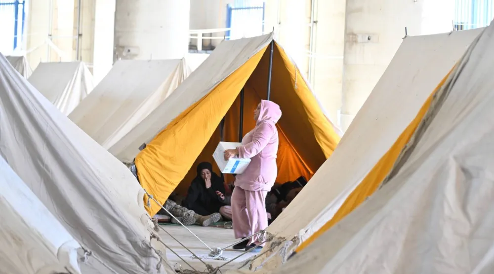 نازحة من ضاحية بيروت الجنوبية إلى المدينة الرياضية في بيروت (الشرق الأوسط)