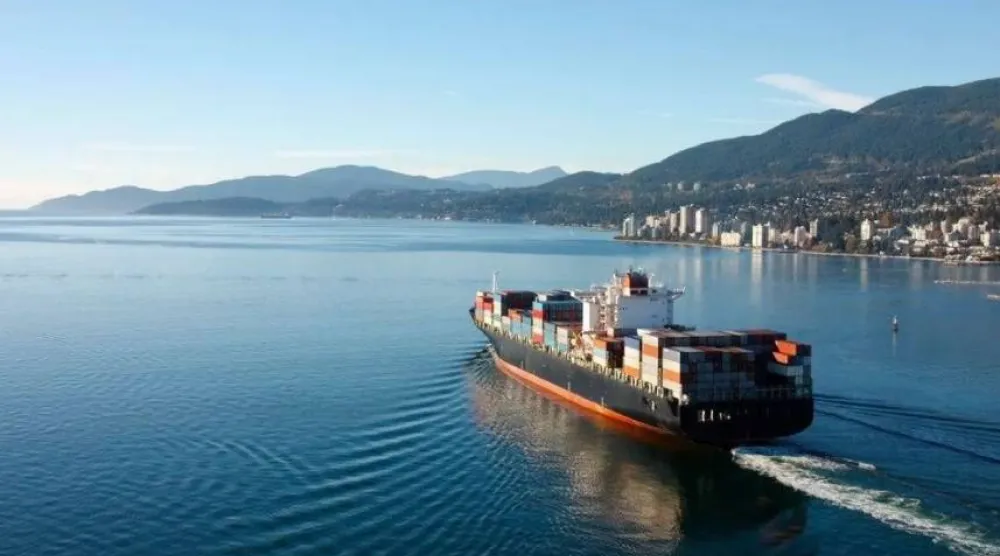 سفينة شحن تشق طريقها نحو أحد الموانئ الحيوية في البحر الأحمر (آرثر دي ليتل)