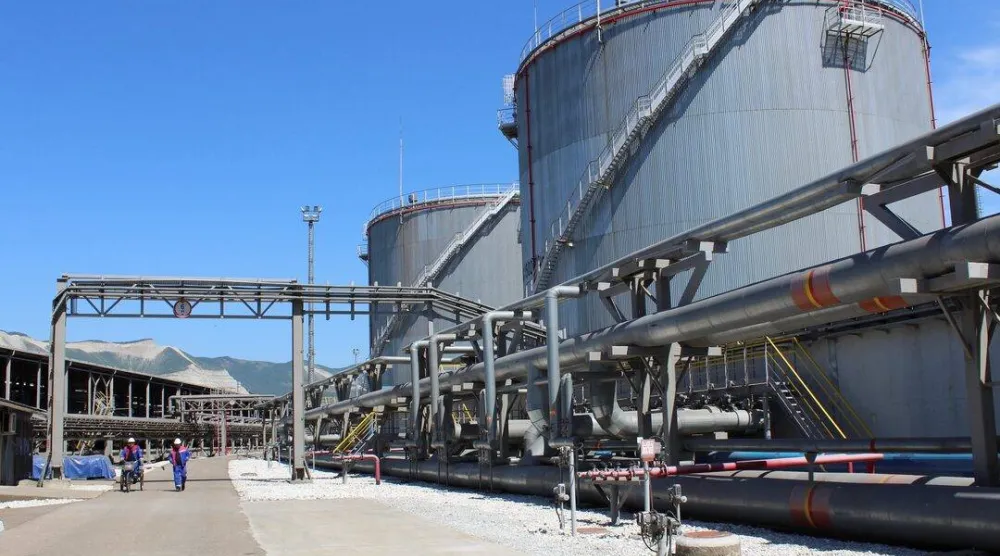 منشأة لتخزين الوقود في مركز التصدير الروسي الرئيس للنفط في ميناء نوفوروسيسك المطل على البحر الأسود (رويترز)