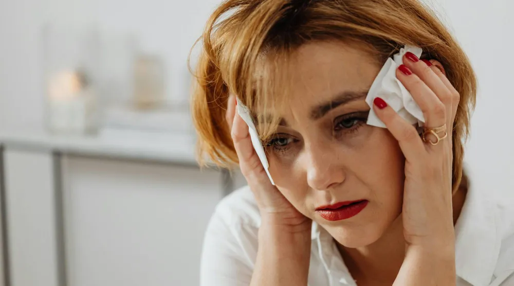 تشير الدراسات إلى أن العلاقة بين البكاء وتحسين المزاج ليست مباشرة أو فورية بل تعتمد بشكل كبير على السبب (بيكسلز)