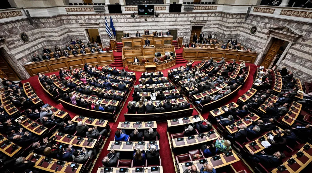 رئيس الوزراء اليوناني كيرياكوس ميتسوتاكيس يلقي كلمة أمام البرلمان (أرشيفية- أ.ف.ب)