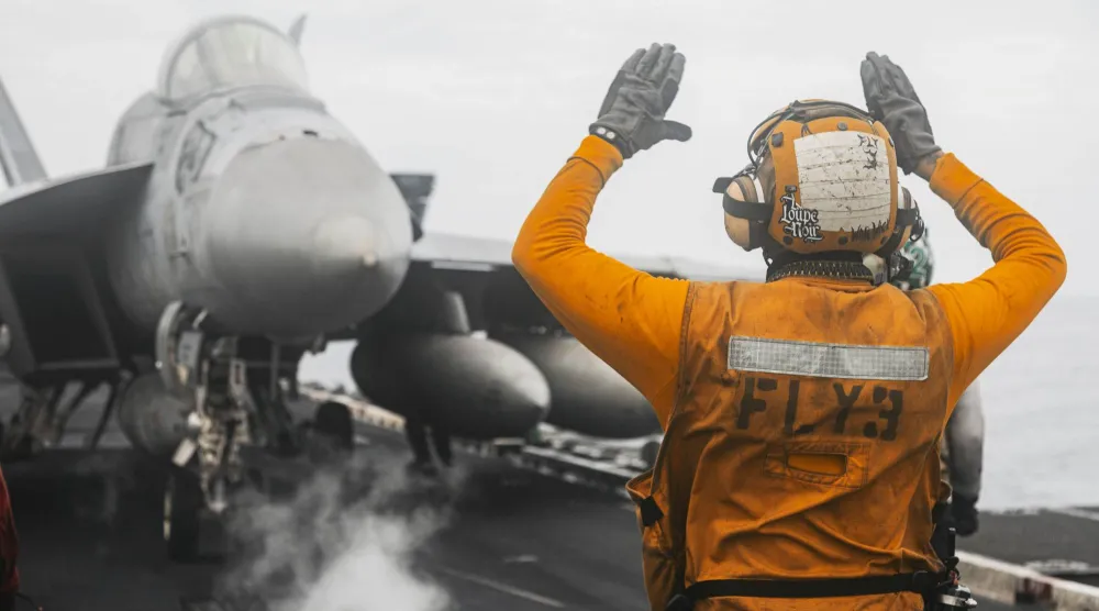 طائرة حربية أميركية تقلع من حاملة طائرات لتنفيذ غارات على إيران (القيادة المركزية الأميركية)