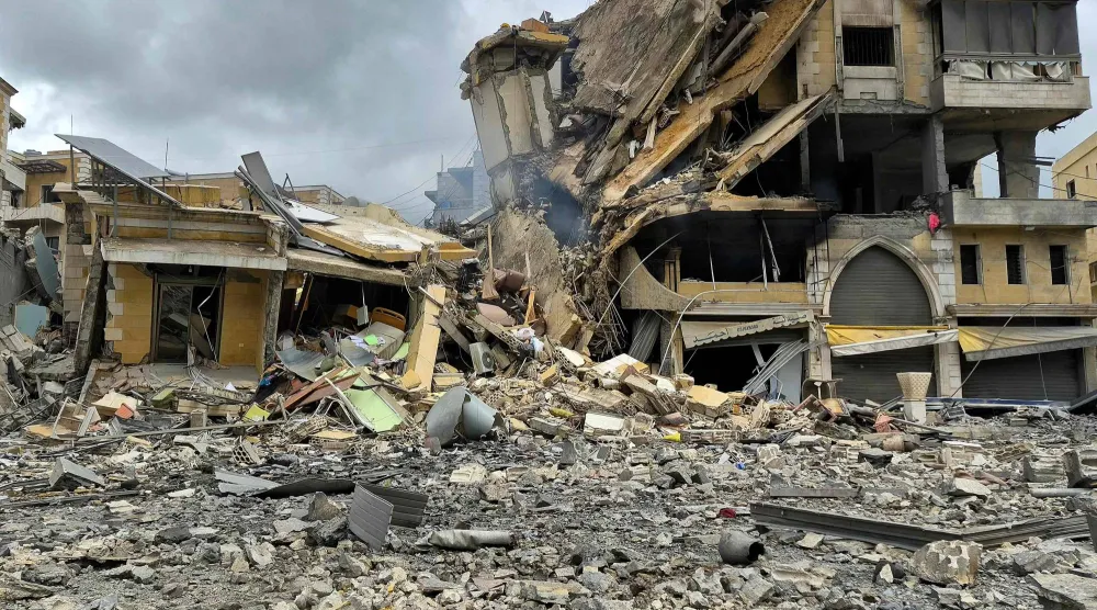 مبنى منهار عقب قصف إسرائيلي ليلي في النبطية جنوب لبنان (أ.ف.ب)