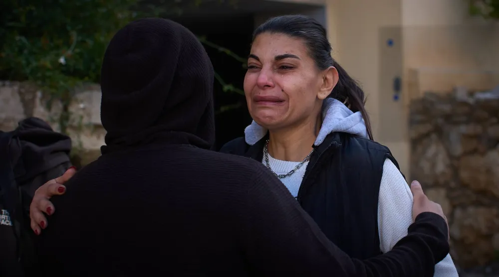 لبنانية تبكي بعد تفقدها الأضرار في منزلها الناتجة عن غارة إسرائيلية استهدفت منطقة عين سعادة شرق مدينة بيروت (أ.ب)