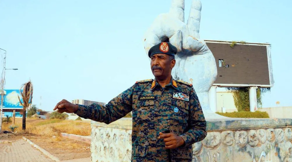 البرهان في ميدان الاعتصام أمام القيادة العامة للجيش يوم الاثنين (مجلس السيادة)