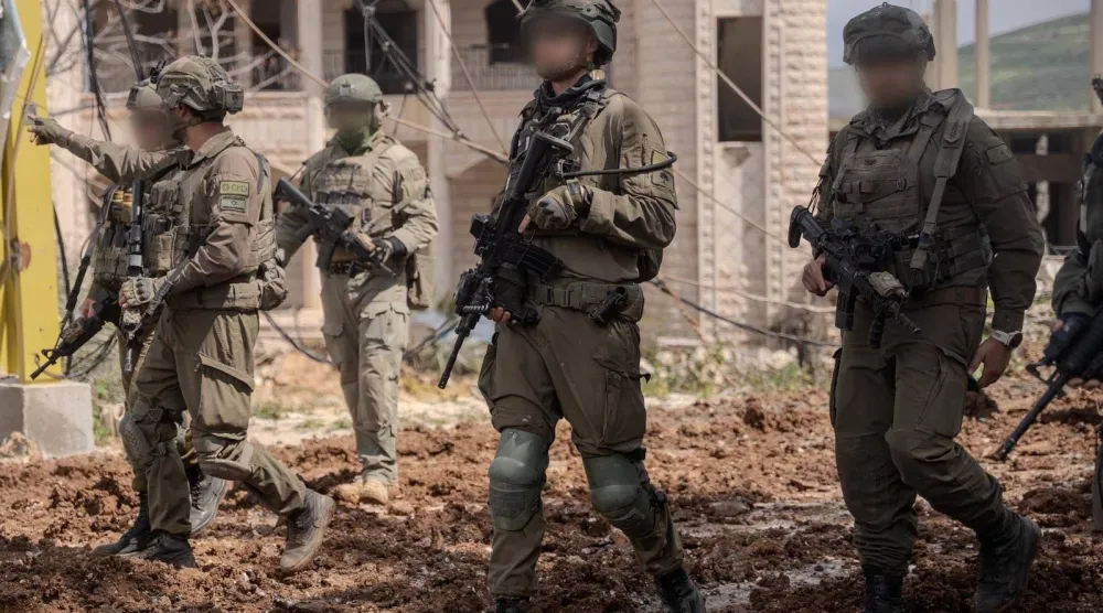 جنود إسرائيليون من لواء «غولاني» داخل بلدة في عمق جنوب لبنان (الجيش الإسرائيلي)