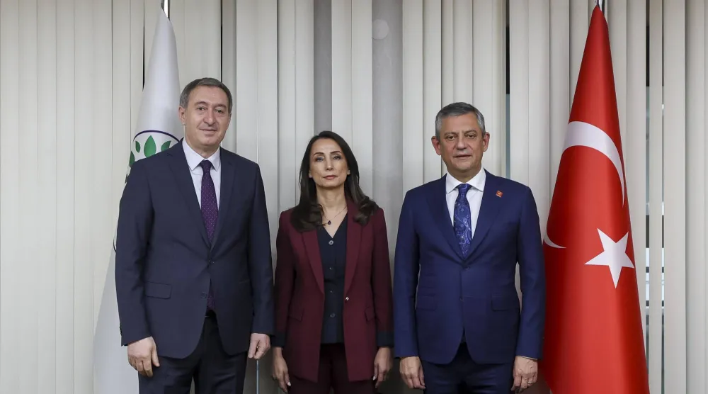 زعيم المعارضة التركية رئيس حزب «الشعب الجمهوري» أوزغور أوزيل خلال لقائه الاثنين الرئيسين المشاركين لحزب «الديمقراطية والمساواة للشعوب» تولاي حاتم أوغولاري وتونجر بكيرها لبحث خطة الانتخابات الفرعية بالبرلمان التركي (حساب «الشعب الجمهوري» في إكس)