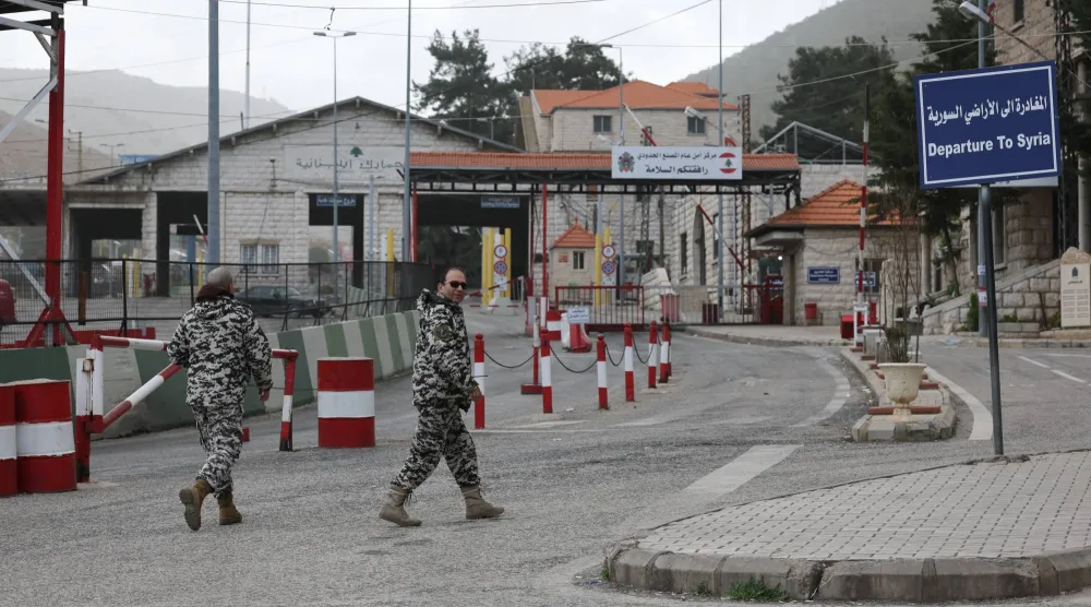 عناصر من الأمن العام اللبناني عند معبر «المصنع» الحدودي مع سوريا في سهل البقاع شرق لبنان يوم الأحد 5 أبريل 2026 (إ.ب.أ)