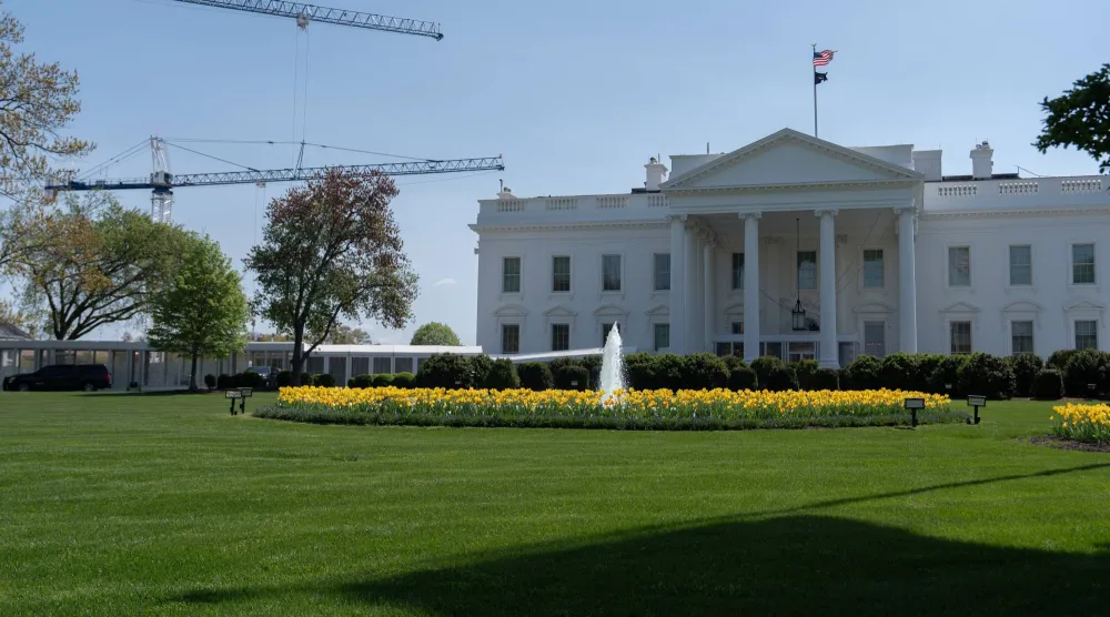 صورة للبيت الأبيض الذي تتواصل فيه ورشة بناء قاعة جديدة للاحتفالات (أ.ب)