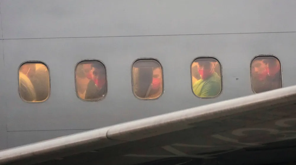 أرشيفية لمهاجرين رحلتهم الولايات المتحدة قبل أشهر إلى السلفادور بمطار سيمون بوليفار الدولي في مايكيتيا بفنزويلا (أ.ب)