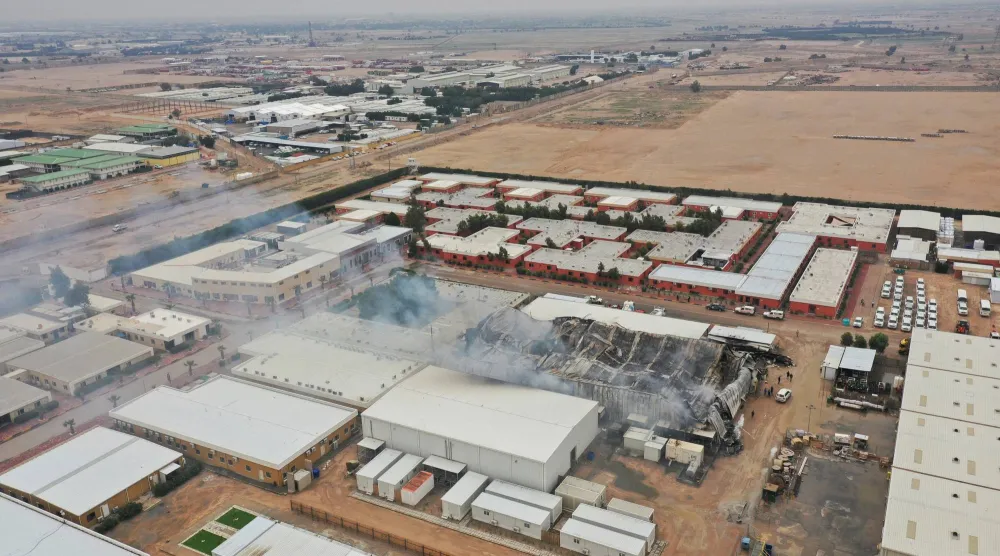 أضرار لحقت بمستودعات تابعة لشركات نفط أجنبية إثر غارة جوية غرب البصرة (رويترز)