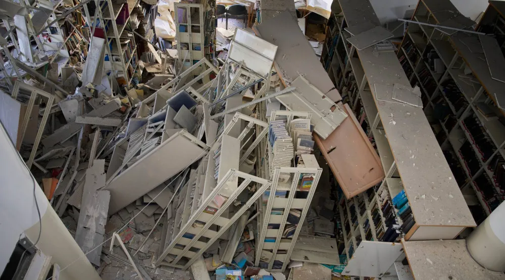 مدرسة للبنات متضررة جراء هجوم صاروخي على تل أبيب (رويترز)