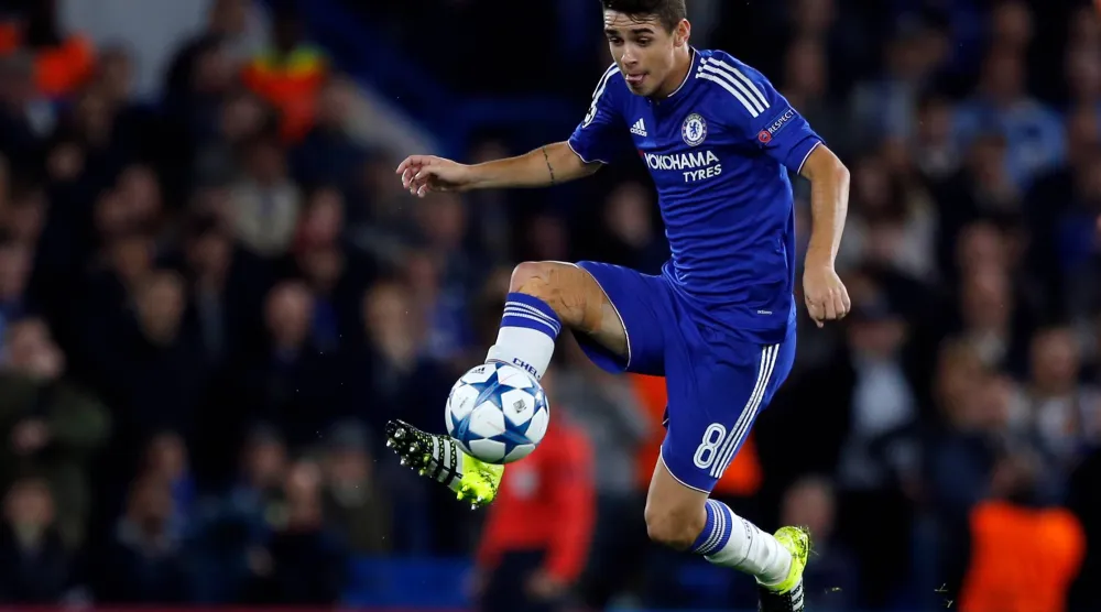 البرازيلي أوسكار إبان لعبه بقميص تشيلسي (أ.ب)