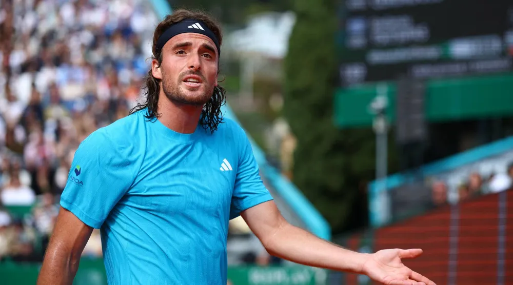 اليوناني ستيفانوس تسيتسيباس يودّع «مونت كارلو» (رويترز)