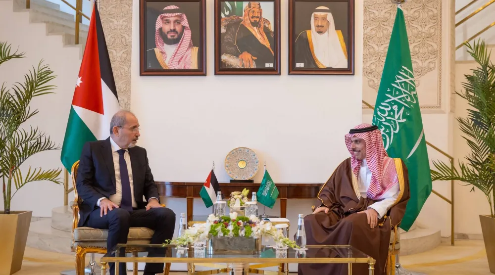 الأمير فيصل بن فرحان خلال لقائه الوزير أيمن الصفدي في الرياض الاثنين (واس)