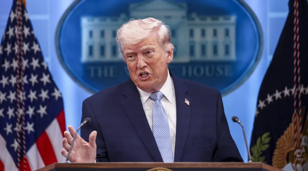 الرئيس الأميركي دونالد ترمب يتحدث مع الصحافيين في البيت الأبيض بالعاصمة واشنطن، 6 أبريل 2026 (إ.ب.أ)