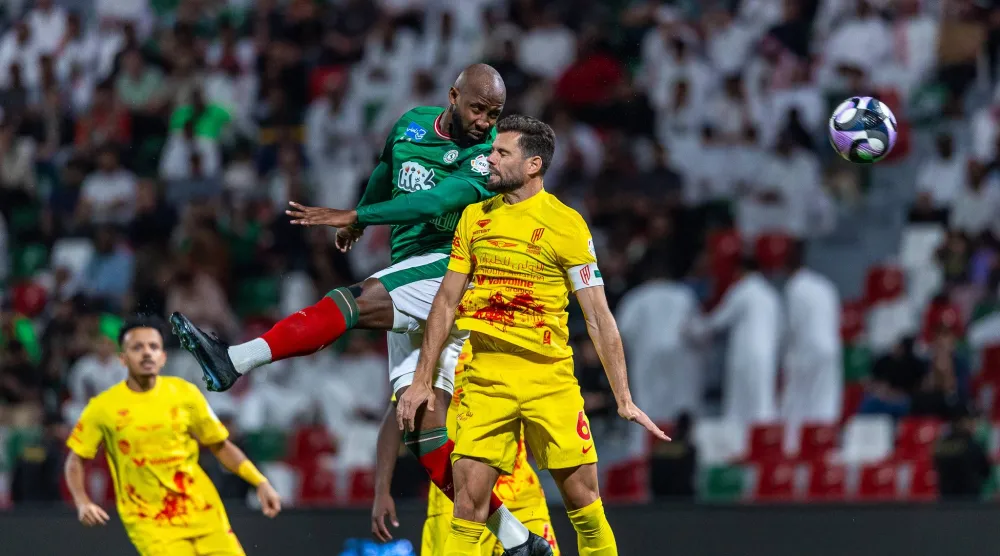 صراع كبير شهده الديربي بين الفريقين (عيسى الدبيسي)