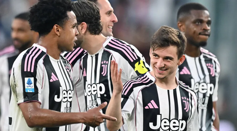 فرحة لاعبي يوفنتوس بالفوز على جنوا (إ.ب.أ)