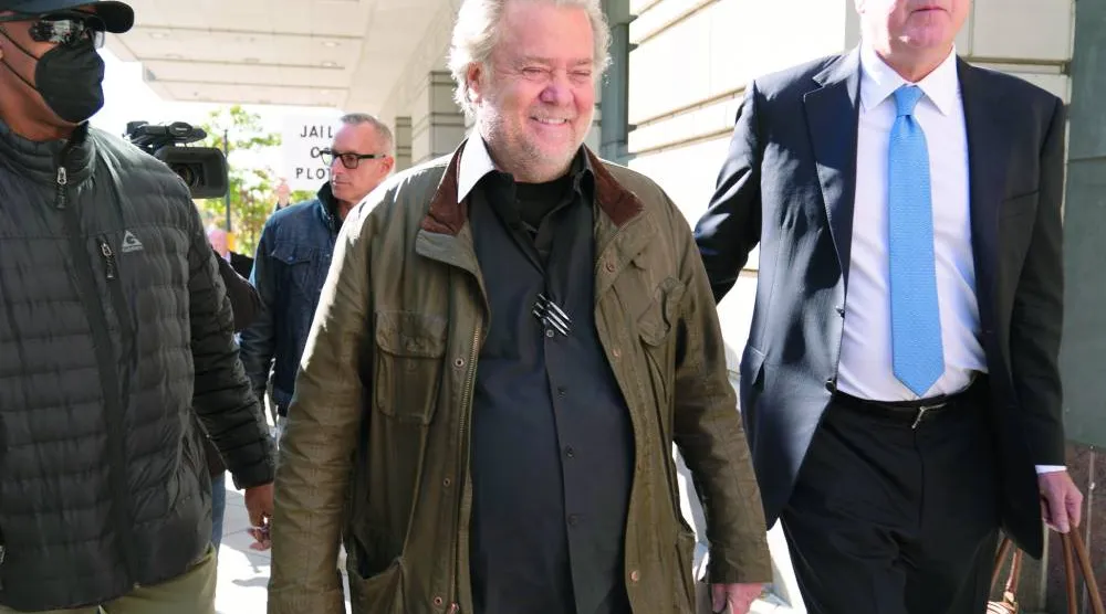 بانون يغادر المحكمة بعد النطق بالحكم في واشنطن (أ.ب)