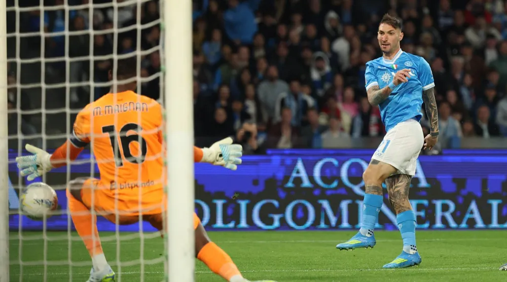 ماتيو بوليتانو لحظة تسجيله هدف الفوز لنابولي في مرمى ميلان (أ.ب)