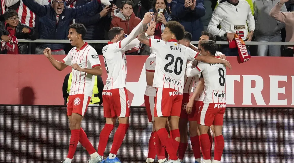 فرحة لاعبي جيرونا بالفوز على فياريال (إ.ب.أ)