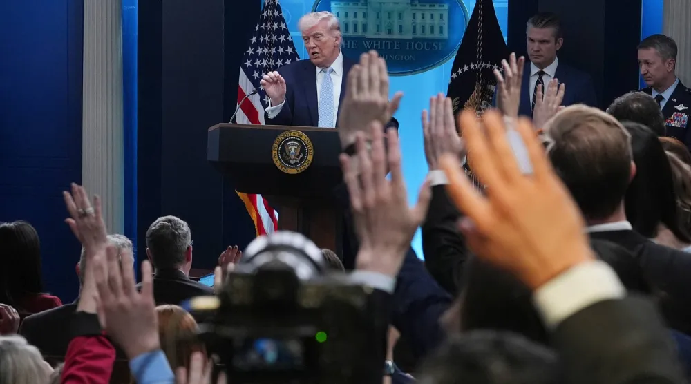 ترمب يتحدث خلال مؤتمر صحافي حول إيران في البيت الأبيض (أ.ب)