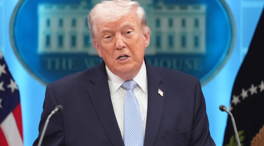 الرئيس الأميركي دونالد ترمب يتحدث مع الصحافيين في البيت الأبيض بالعاصمة واشنطن... 6 أبريل 2026 (أ.ب)