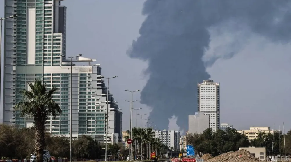 تصاعد الدخان فوق إمارة الفجيرة الإماراتية (أ.ف.ب)
