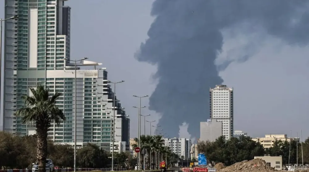 Birleşik Arap Emirlikleri'nin Fuceyre emirliğinin üzerinde duman yükseliyor (AFP)