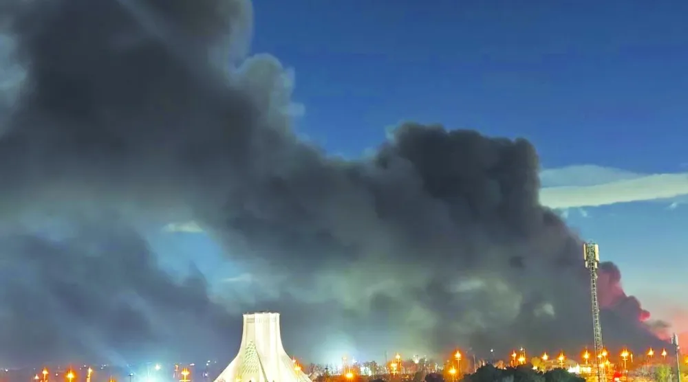 
دخان يتصاعد من مطار مهر آباد غرب طهران فجر أمس (شبكات التواصل)