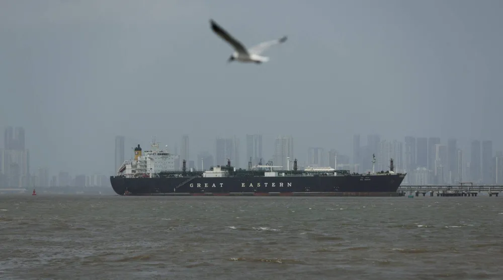 سفينة تنقل غاز البترول المسال في ميناء مومباي بالهند بعد عبورها مضيق هرمز (رويترز)