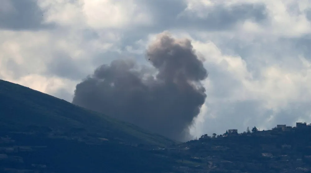 يتصاعد الدخان من قرية كفركلا بجنوب لبنان بعد غارات إسرائيلية (إ.ب.أ)