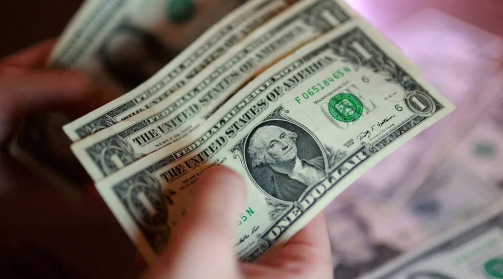 أوراق نقدية من فئة الدولار الأميركي (رويترز)