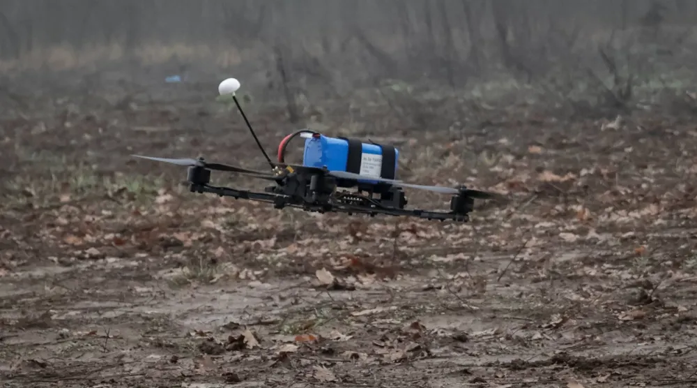 طائرة من دون طيار مزودة بنظام توجيه مدعوم بالذكاء الاصطناعي تابعة للواء المشاة الآلية 58 المنفصل التابع للقوات المسلحة الأوكرانية أثناء تحليقها وسط الهجوم الروسي على أوكرانيا في منطقة خاركيف (رويترز)