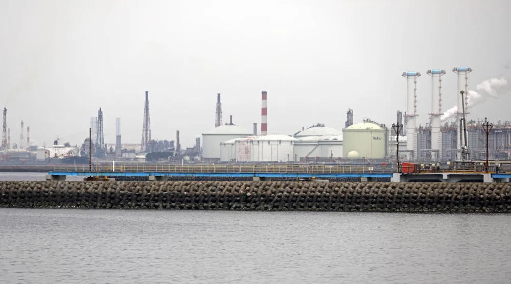 خزانات تخزين النفط الخام الضخمة تظهر في خلفية الصورة في مصفاة سوديغاورا بمدينة سوديغاورا - محافظة تشيبا - خليج طوكيو (إ.ب.أ)