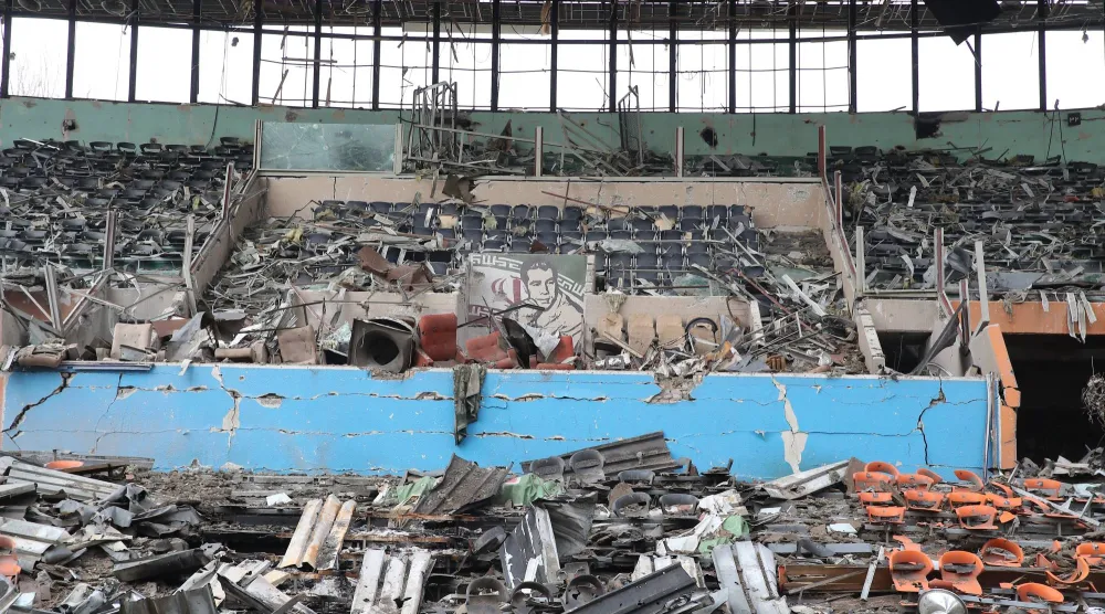 صفوف من المقاعد المدمرة بين أنقاض الصالة الرياضية المغلقة في مجمع آزادي الرياضي بطهران عقب موجة من الضربات الجوية الأميركية والإسرائيلية التي خلّفت المكان في حالة دمار (د.ب.أ)