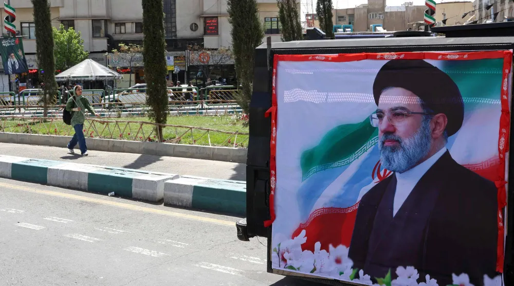 لافتة لصورة المرشد الإيراني مجتبى خامنئي في أحد شوارع طهران (أ.ف.ب)