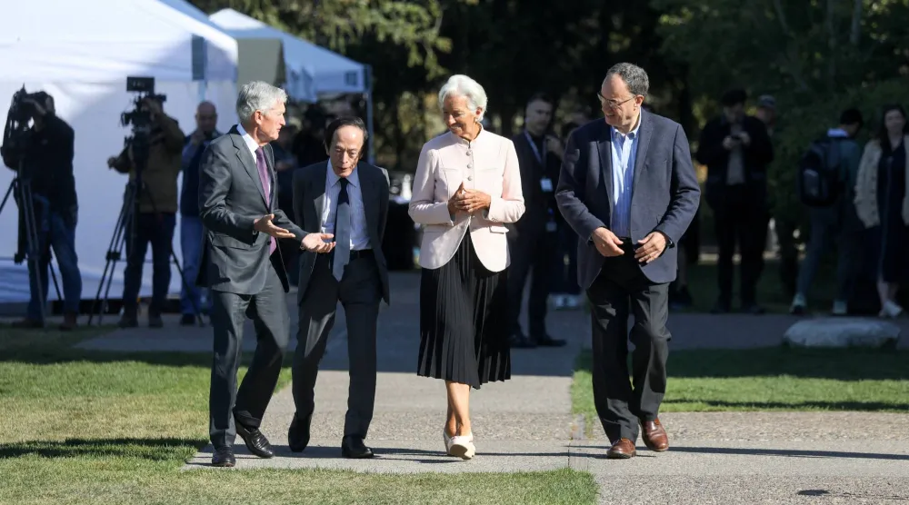 من اليمين: رئيس بنك إنجلترا أندرو بيلي ولاغارد ورئيس بنك اليابان كازو أويدا وباول في ندوة جاكسون هول (أرشيفية - رويترز)