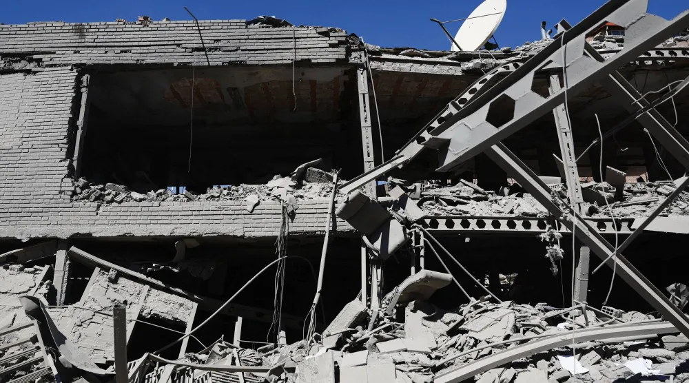 أنقاض مبنى في جامعة شريف للتكنولوجيا تضرر جراء غارة جوية في طهران (رويترز)