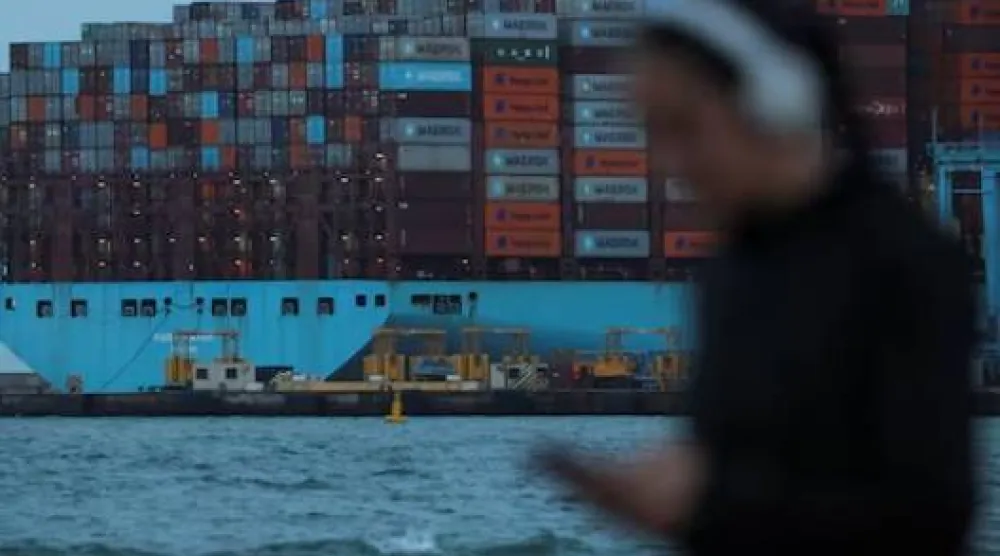 حاويات مكدسة في ميناء الجزيرة الخضراء بمحافظة قادس جنوب إسبانيا (رويترز)