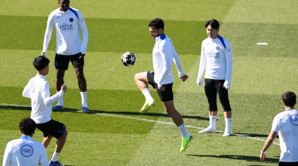 اضطر الفريق الباريسي إلى تعويض خسارة 0 - 1 على أرضه في مباراة ذهاب سيطر عليها بالكامل (أ.ف.ب)