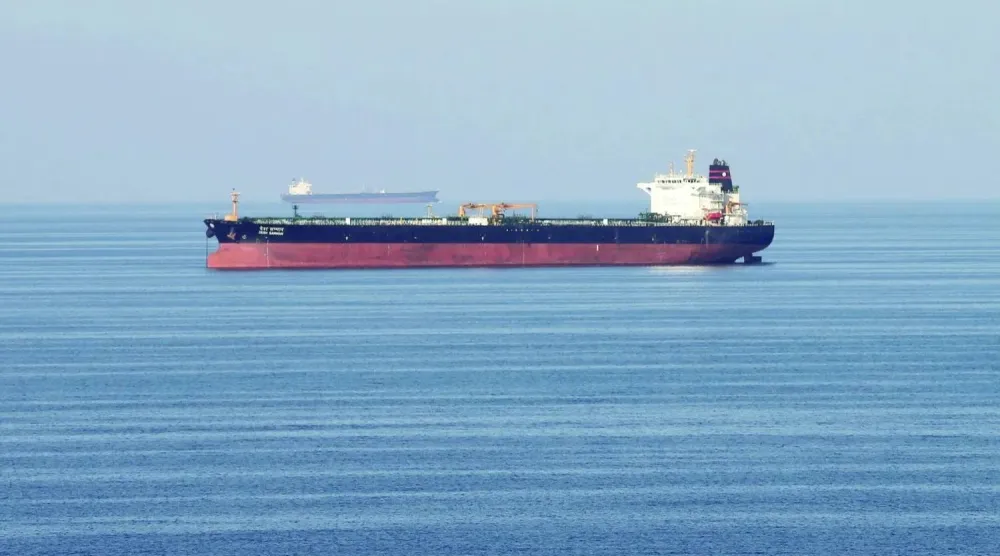 رداً على الضربات التي شنتها إسرائيل والولايات المتحدة أغلقت إيران بشكل شبه كامل حركة المرور في مضيق هرمز ما تسبب في ارتفاع أسعار الطاقة (رويترز)