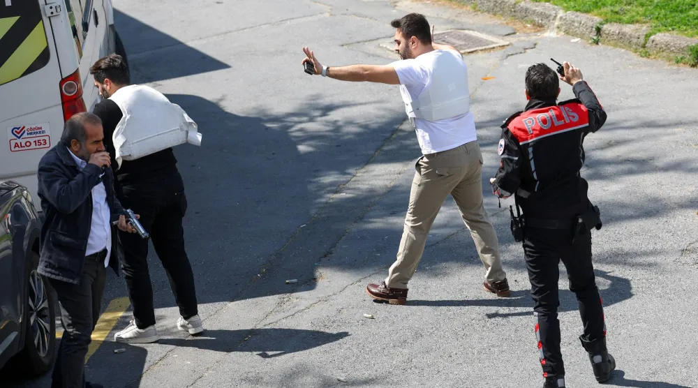 الشرطة تتدخل في موقع الحادث، بعد سماع دوي إطلاق نار قرب مبنى القنصلية الإسرائيلية في تركيا (رويترز)