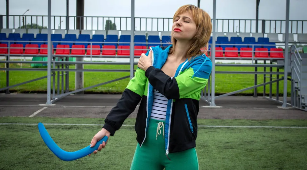 عادةً ما يحدث ألم الكتف ذو المنشأ العظمي بعد إصابة أو الإفراط في الاستخدام أو النوم بوضعية غير مريحة (بيكساباي)