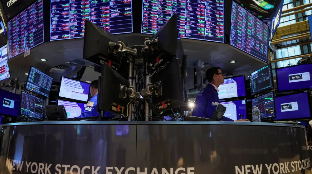 من داخل قاعة بورصة نيويورك (رويترز)