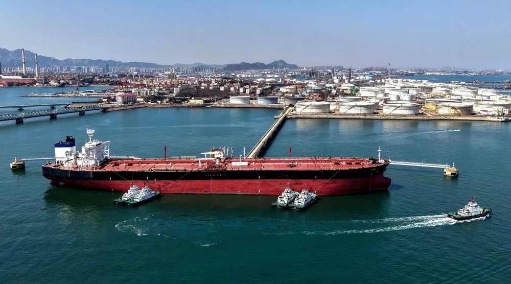 ناقلة نفط عملاقة راسية في ميناء بمدينة قينغداو الصينية (أ.ف.ب)
